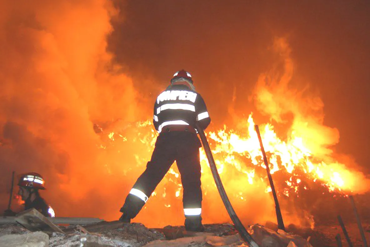 Incendiu în Vatra Dornei! O hală industrială s-a făcut scrum 