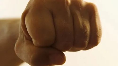 Anchetă după ce un profesor de sport a lovit o fetiţă. Culmea - profesorul e recidivist!