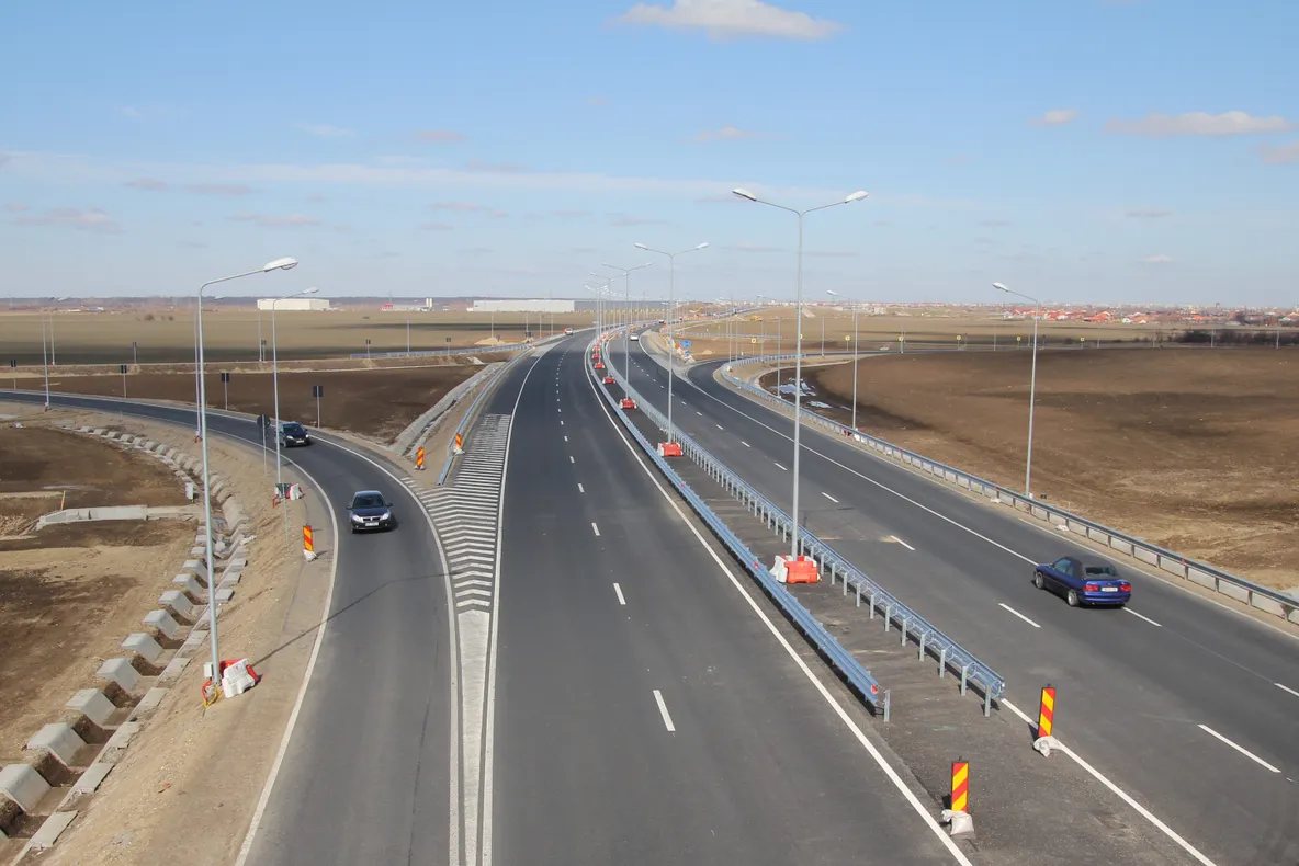 Accident pe A1 între o autoutilitară şi un tir 