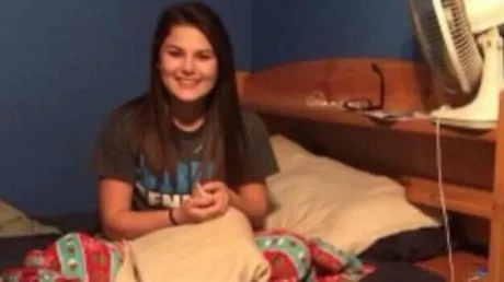 Vorbea pe Skype cu soţul plecat la muncă. Când a văzut ce e în spatele ei, bărbatul a DIVORŢAT