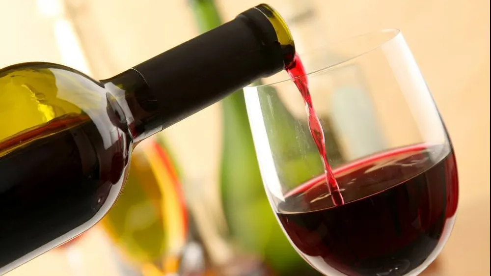 Invitat la un pahar de vin, musafirul a bătut gazda și a încercat să-i ia banii