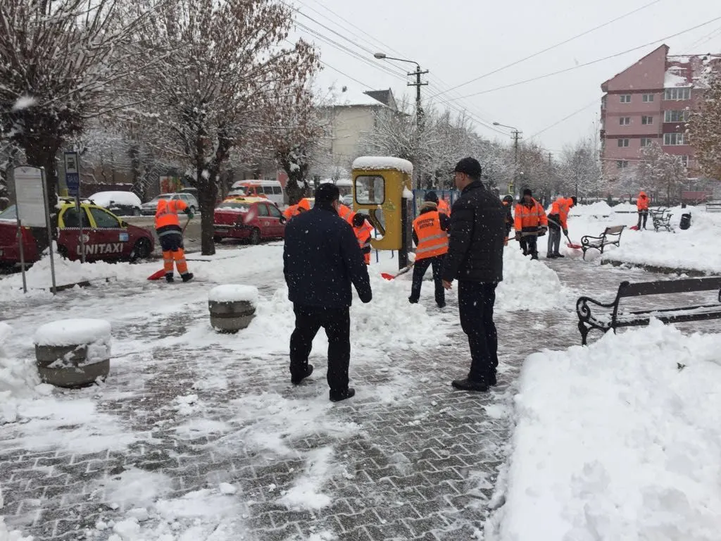 Un bărbat din Corbeanca i-a amenințat cu arma pe cei de la primărie, supărat pe cum deszăpezesc aceștia