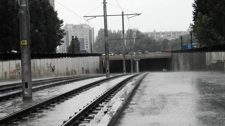 Accident grav în Capitală. Două persoane au fost transportate de urgenţă la spital 