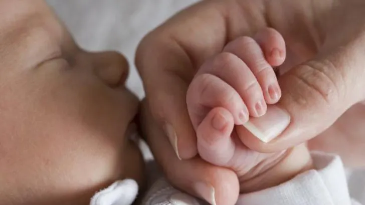 O fetiţă de doar trei săptămâni, însărcinată cu GEMENI. Cazul care a şocat lumea medicală