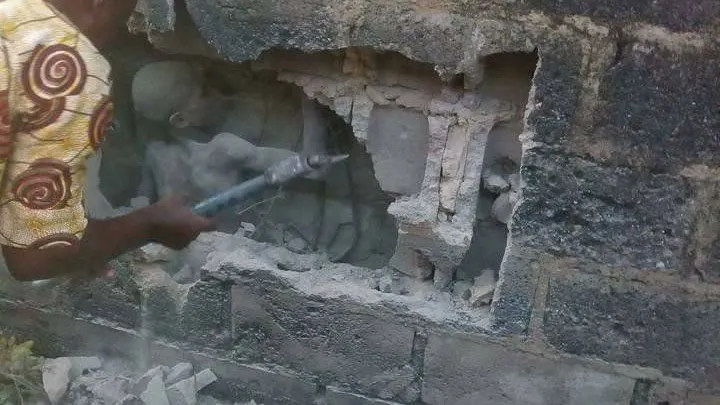 Se auzeau ţipete din zid. După 3 zile, au spart peretele cu un baros. Ce a ieşit din moloz