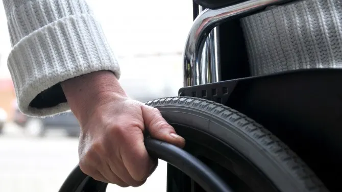 Persoanele cu dizabilităţi protestează în Piaţa Victoriei: "Vrem medicamente!"