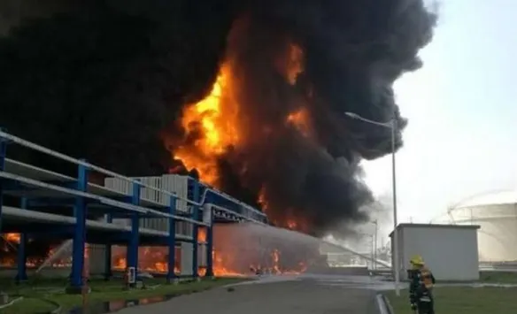 40 de morți după explozia unui camion-cisternă pe o autostradă
