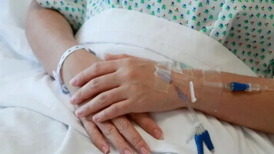 O femeie care a fost bătută crunt, riscând moartea, a plecat din spital pentru a proteja agresorul