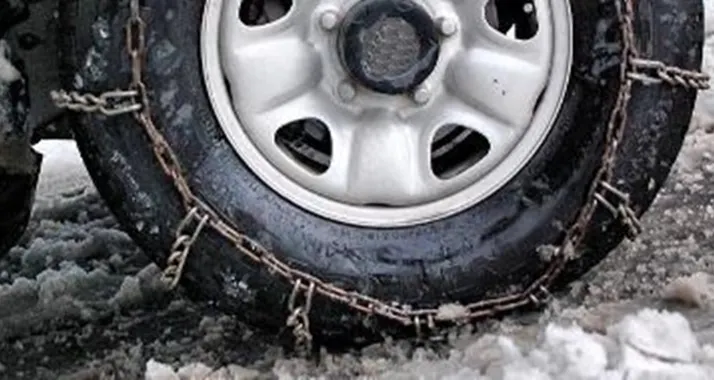 BLOCAJE în trafic din cauza zăpezii viscolite