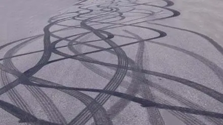 Un şofer care a cauzat un accident, la un pas să moară de frig. NIMENI n-a oprit să-l ajute