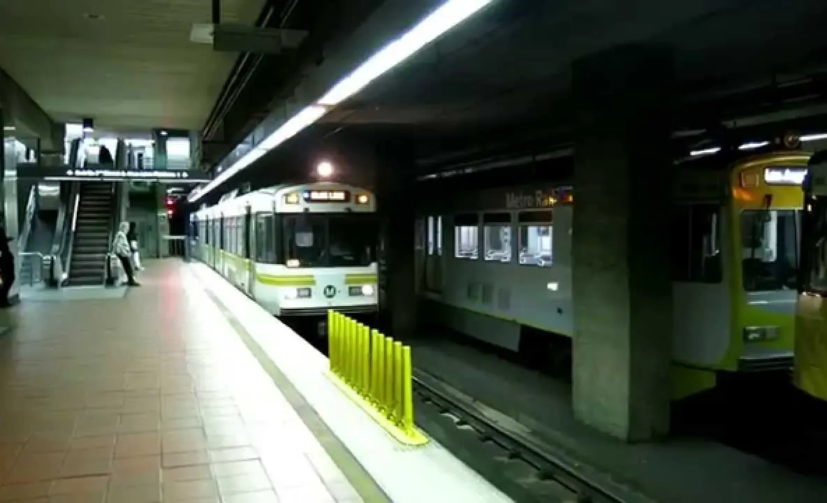 A urcat în metrou şi a dat play pe tabletă. Călătorii au rămas dezgustaţi 