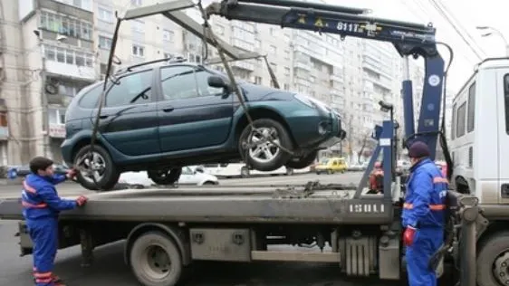 Maşinile parcate neregulamentar vor putea fi ridicate de anul viitor