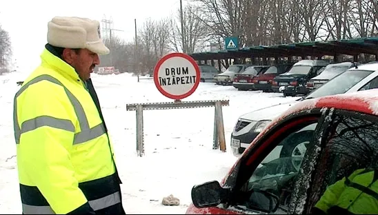 Poliţia anunţă: circulaţie rutieră închisă între două localităţi constănţene, din cauza viscolului
