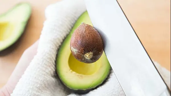 Ce se întâmplă dacă pui sâmburii de avocado în apă. Vei avea o surpriză