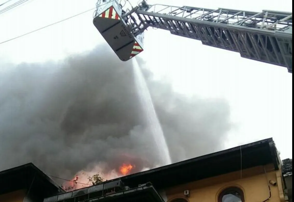 Incendiul violent izbucnit în apropiere de ASE a fost localizat