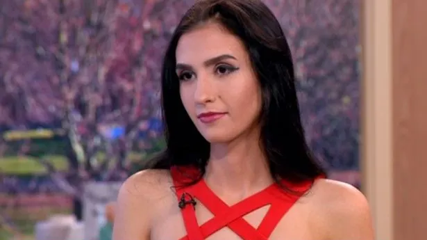 Tatăl ei e polițist, mama farmacistă. Românca își vinde virginitatea pentru 1 milion de euro, dar...
