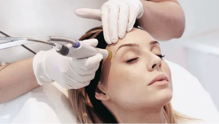 O nouă tehnică de reîntinerire, cu rezultate rapide: tratamentul hidrafacial. În ce constă