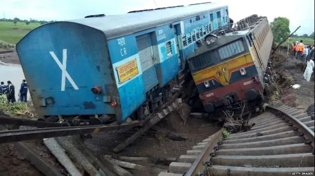 Cel puţin 43 de oameni au fost răniți după ce un tren a deraiat