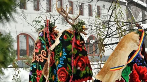 Cele mai frumoase tradiţii şi obiceiuri de Anul Nou. Ce semnifică, de fapt, umblatul cu Capra