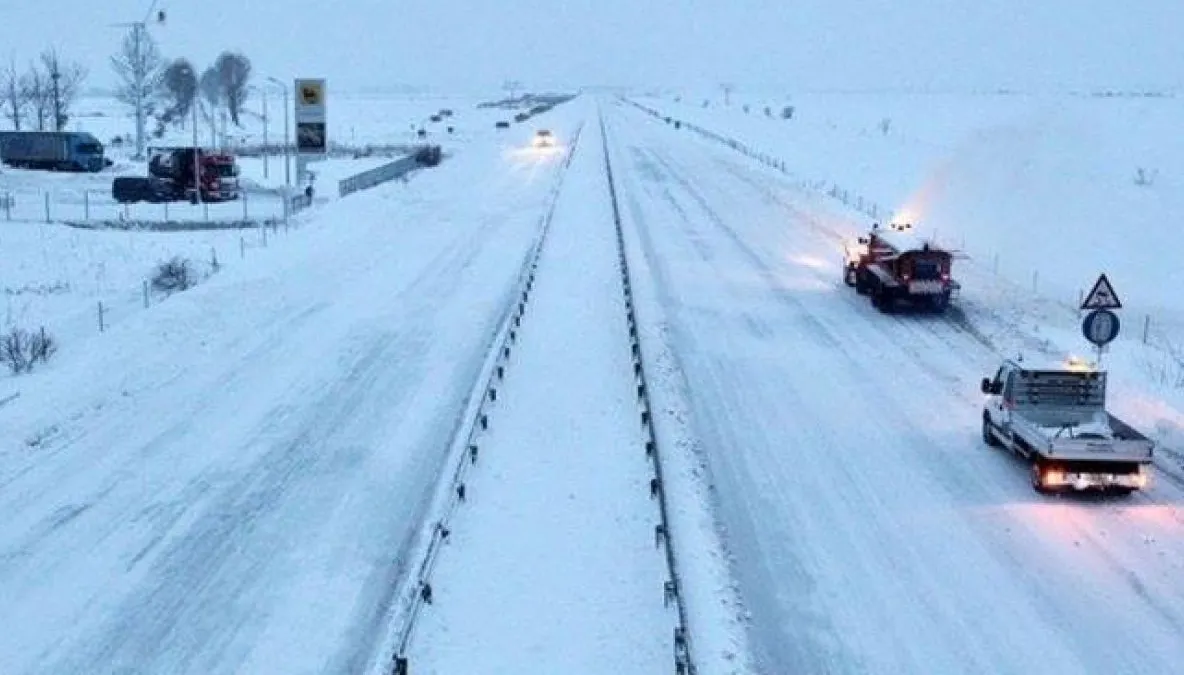 Autostrada A2 a fost redeschisă. Ce drumuri mai sunt cu probleme după viscol