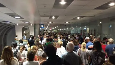 SUA: Mii de pasageri blocați pe aeroporturi din cauza unei defecțiuni a sistemului informatic