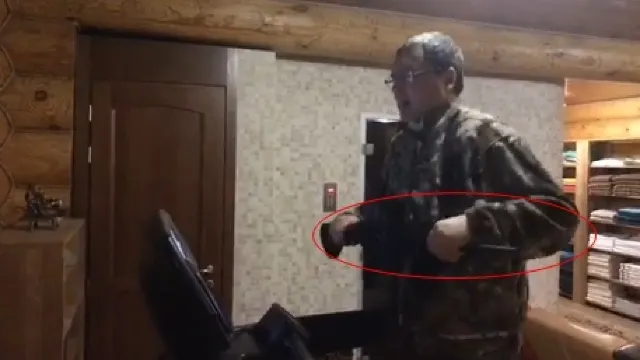 Filmuleţ halucinant din Republica Moldova. Usatîi s-a filmat alergând pe bandă cu o armă în mână