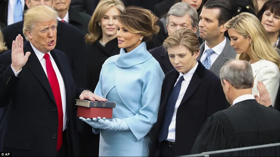 Donald Trump, al 45-lea preşedinte al SUA, a depus jurământul: "America pe primul loc"