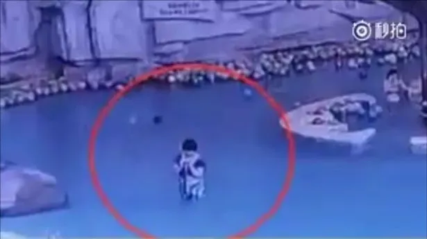 Un copil de 4 ani s-a înecat în piscină. Ce făcea mama lui, surprinsă de camerele video -e scandalos