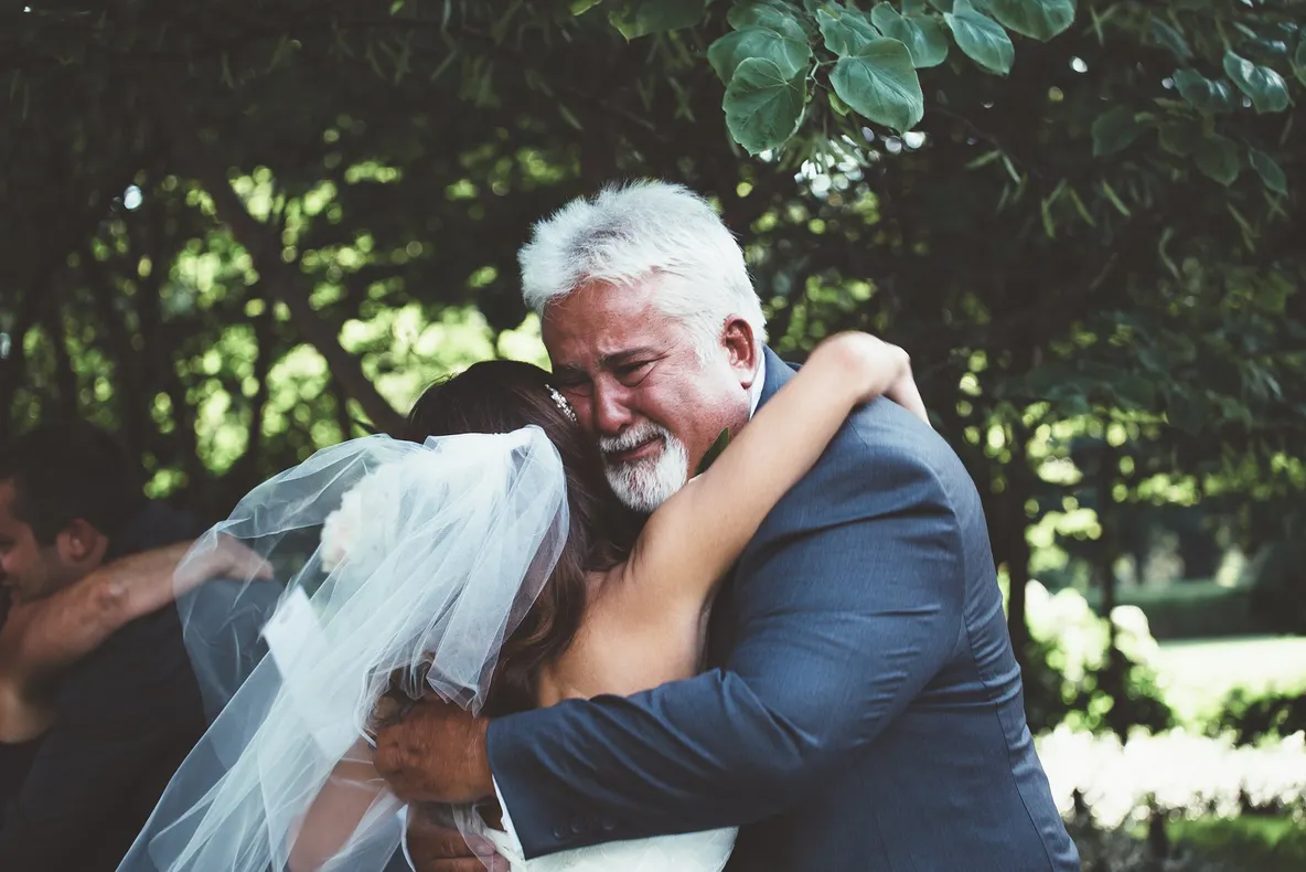 Cele mai emoţionante reacţii ale taţilor care şi-au văzut fiicele mirese. Au plâns ca nişte copii