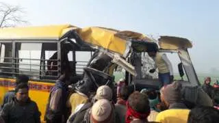 Accident cumplit cu un autobuz şcolar: 15 elevi au murit