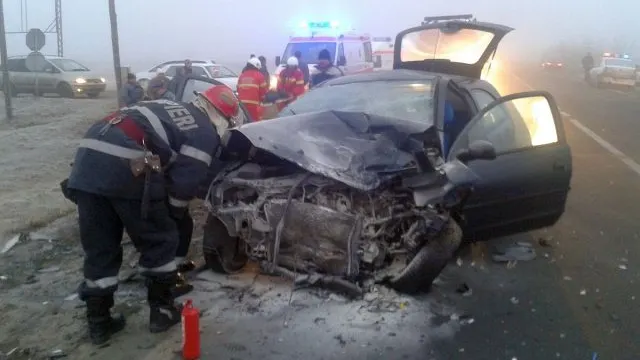 Accident GRAV în Timiş: două mașini s-au ciocnit frontal, 3 victime