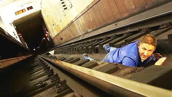 Ai căzut între şinele de la metrou? Uite ce trebuie să faci!