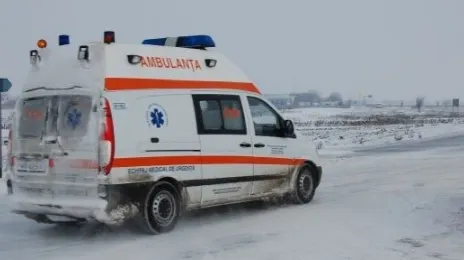Accident cumplit: 8 victime, după ce un microbuz cu pasageri s-a răsturnat în şanţ