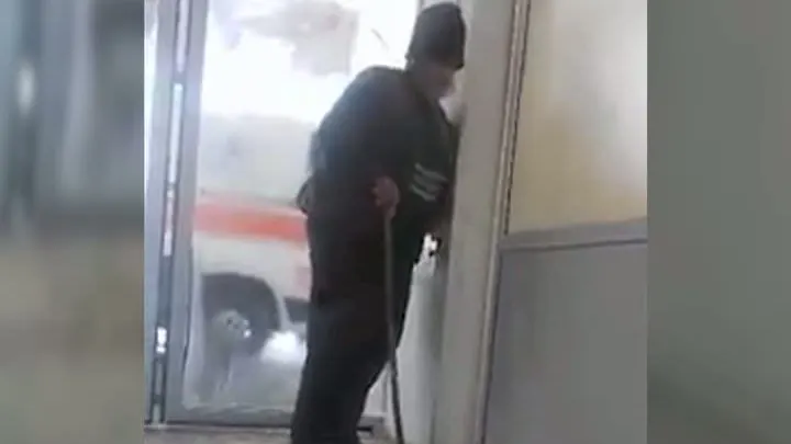 Un bătrân bolnav ar fi fost ignorat la un spital din Roman. O anchetă a fost declanșată