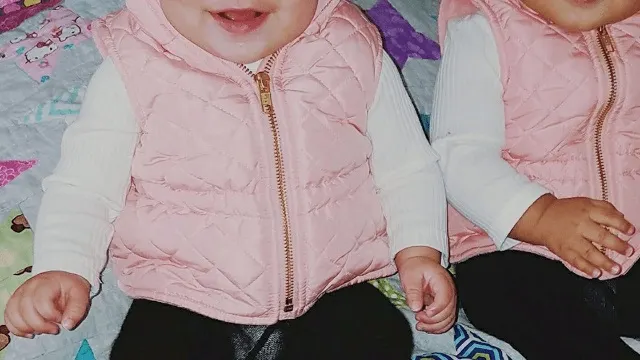 Fotografiile unor gemene au devenit virale, pentru că nimeni nu crede că sunt surori!