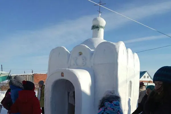 Ce a făcut în curtea casei, după ce n-a mai putut lucra. Lumea vine de la depărtare să vadă minunea!