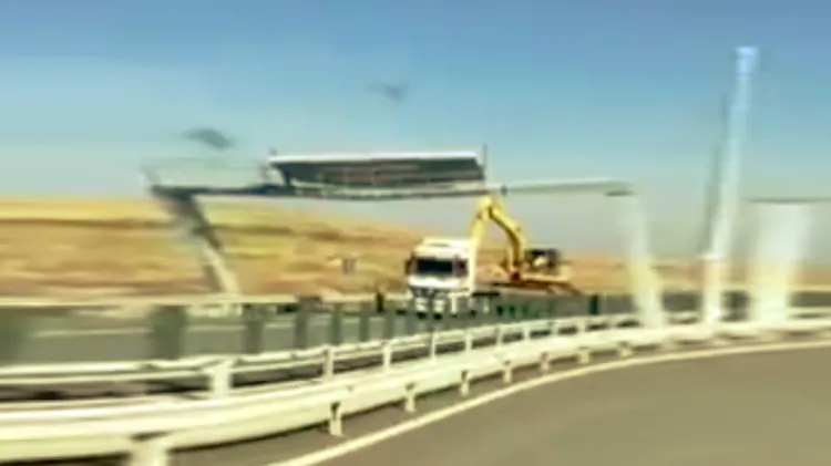 Dorel ’’lovește’’ pe o autostradă din România. A făcut ravagii cu un excavator