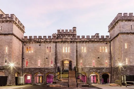 Şi-a mutat firma din oraş într-un CASTEL, dar cum l-a decorat e GENIAL