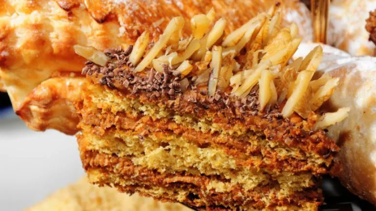 Ce să faci cu resturile de cozonac rămase după sărbători. Reţeta unui tort delicios!