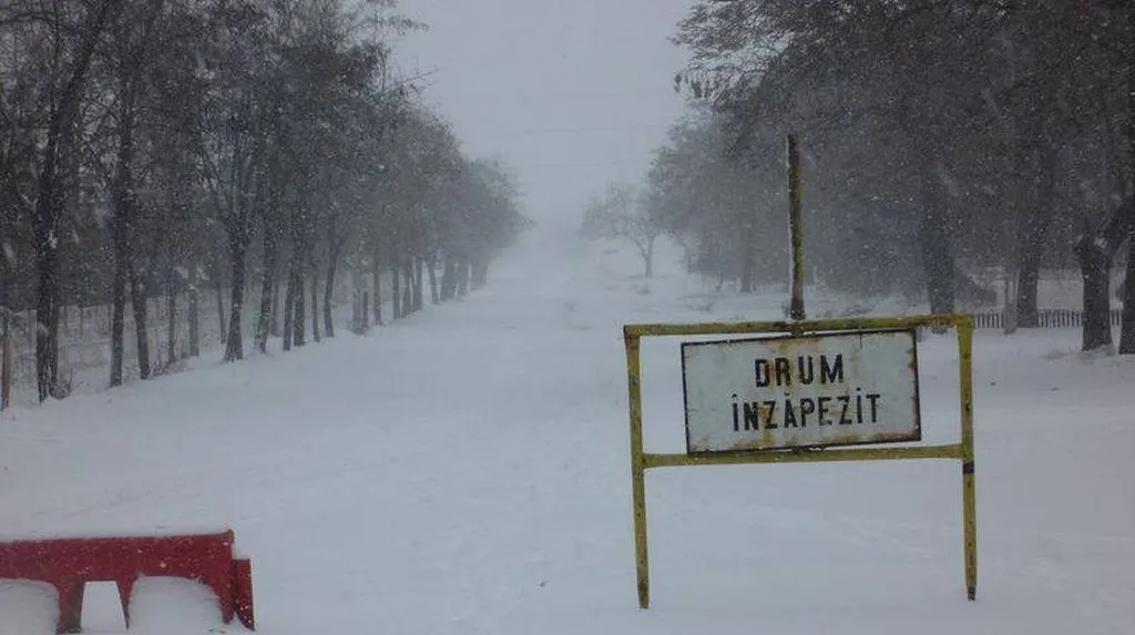 Situaţie critică în Galaţi! 50 de persoane blocate din cauza viscolului 