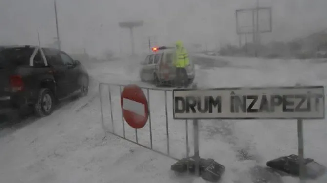 Traficul pe A2 între Bucureşti şi Fundulea, închis din cauza unor TIR-uri rămase înzăpezite