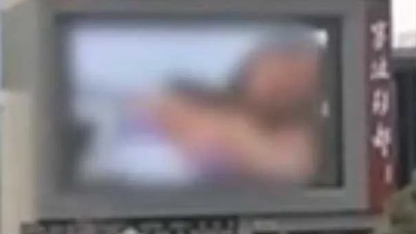 Ce au văzut clienţii unui mall pe ecranul unui televizor? Imaginile au rulat fără întrerupere 