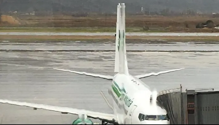 Aproape de tragedie în aer. Avionul unei echipe de fotbal, lovit de fulger
