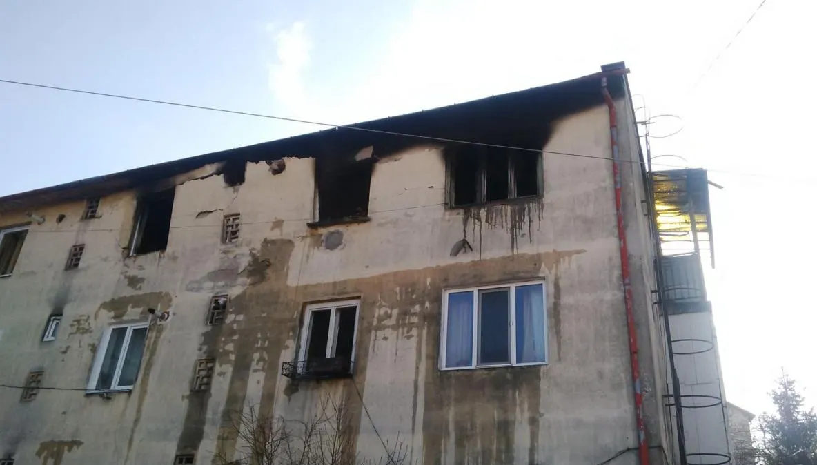 Explozie puternică într-un bloc din Cluj. O persoană a fost grav rănită, 12 apartamente afectate
