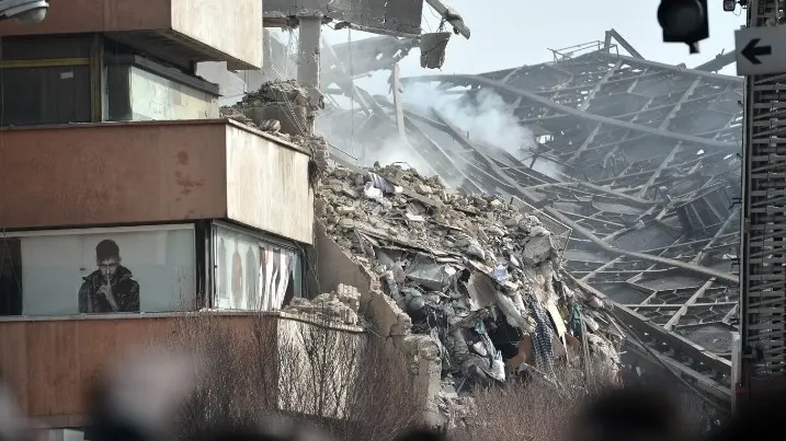 Cel puţin 30 de morţi şi zeci de răniţi, după prăbuşirea unui imobil de 17 etaje, din Teheran