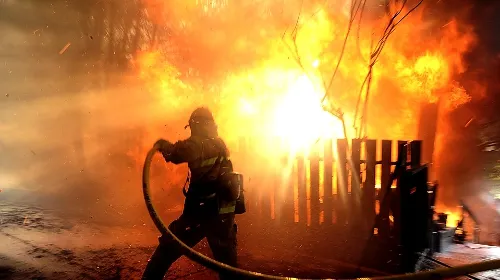  Incendiu puternic la o fabrică de mobilă din Clejani 