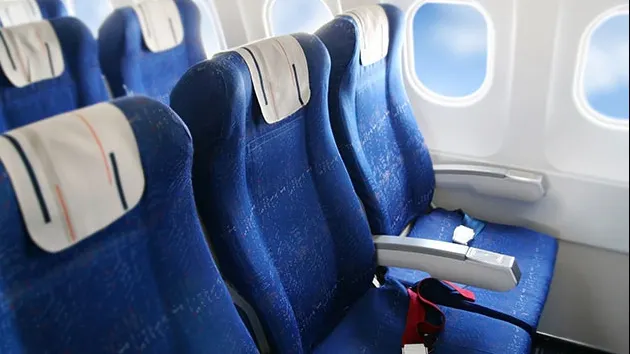 Ce DREPTURI ai dacă avionul întârzie sau se anulează. Care sunt condiţiile de despăgubire