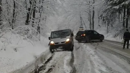 Accident grav la Cheia: o maşină a fost aruncată în râpă. Doi oameni au murit