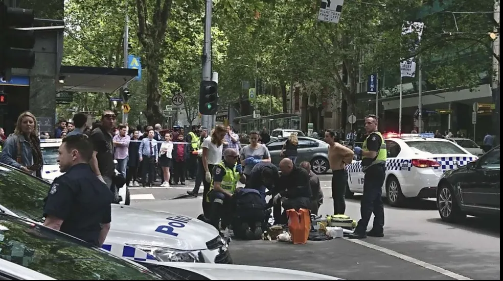 O mașină a intrat în plin în pietoni în Melbourne. Cel puțin trei morți și 20 de răniți(VIDEO)