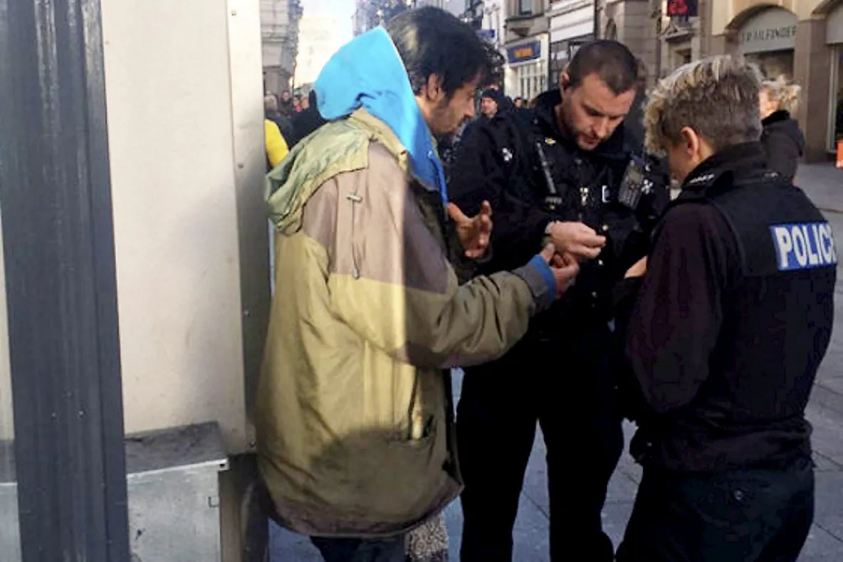 Cerșea de câteva ore, dar a primit o sigură monedă. Când a privit-o mai bine, a amuțit. Era bogat